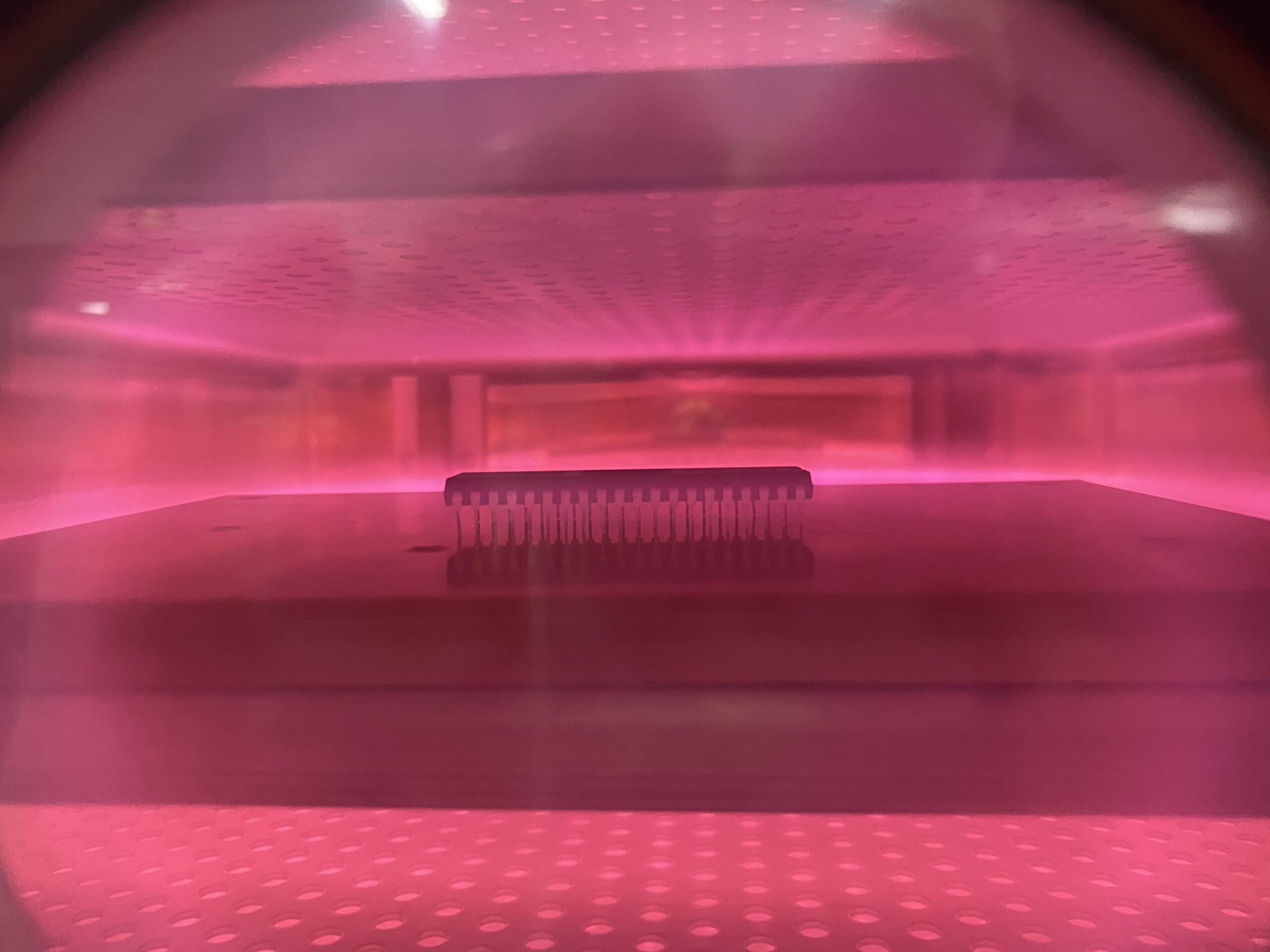 Vacuum plasma cleaning of a semiconductor package with fine leads